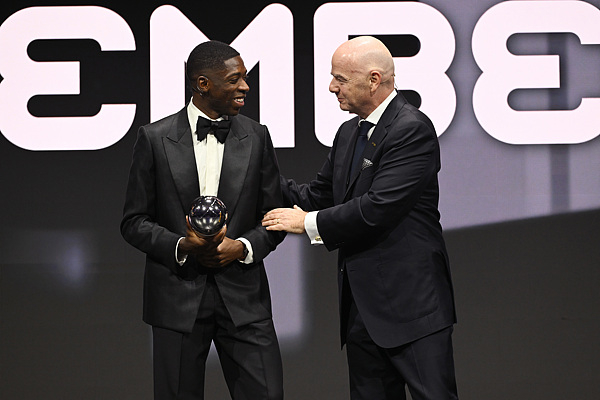 包揽宇宙足球先生和金球奖，登贝莱是当之无愧的2025年足坛第一东说念主