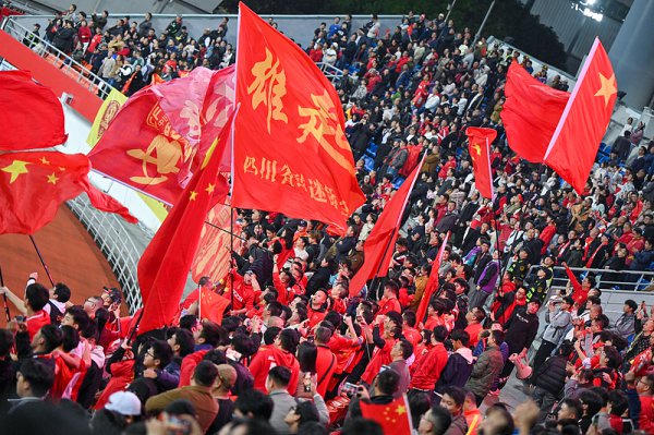 年青才俊露出，职业联赛回暖，中国足球在2025年看见触底反弹的朝阳